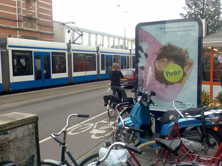 Een abri van Hier op de Van Baerlestraat te Amsterdam