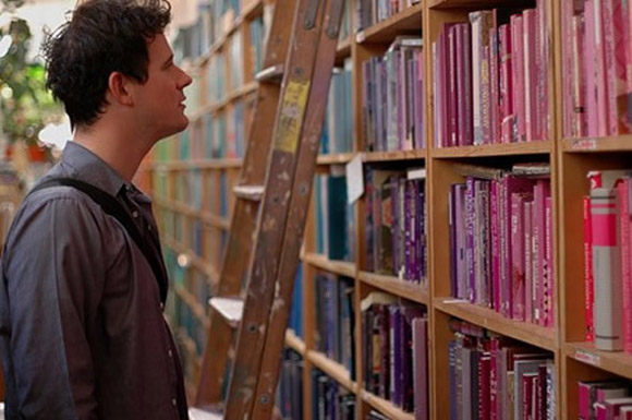 Boekenplank Kunstproject There is Nothing Wrong in this Whole Wide World. Foto door Barak Yedida.